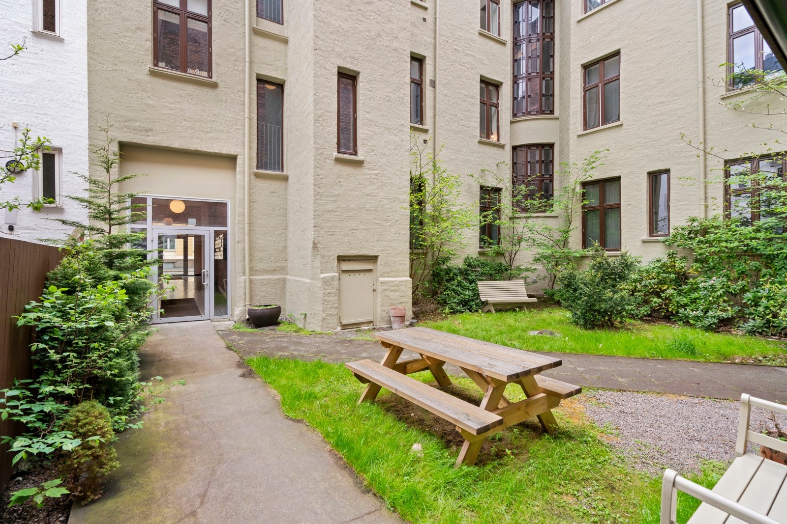 Gården fremstår svært representativ da den ble renovert i 2007, og fasade og oppgang blitt rehabilitert 2018. Hyggelig bakhage med sittegruppe. Galleribilde