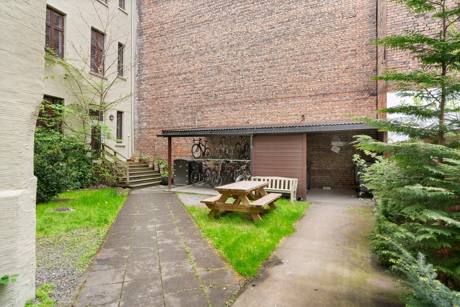 Hyggelig bakgård med sykkelparkering som gir et godt inntrykk av gården. Galleribilde