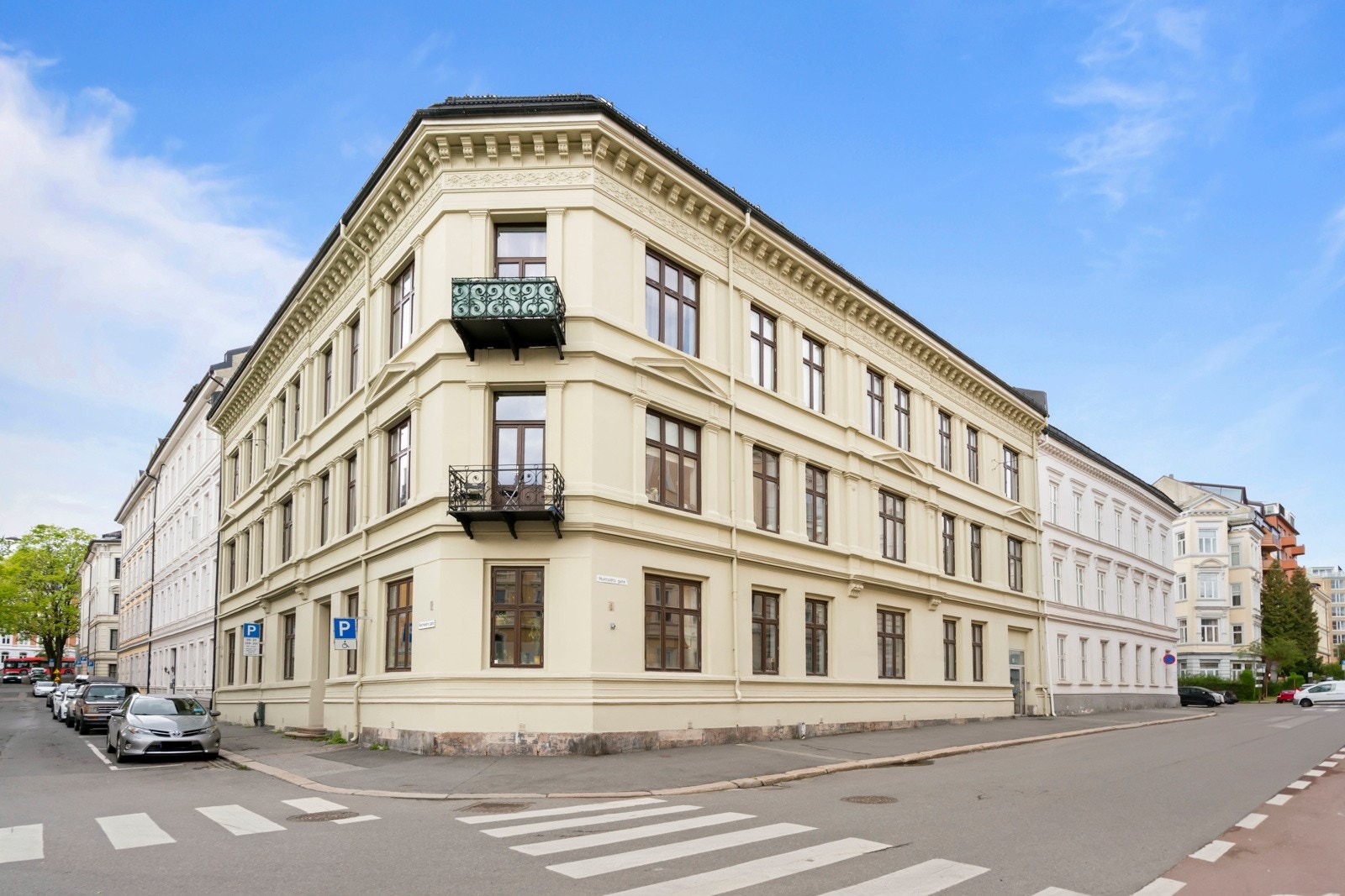Leiligheten ligger i en klassisk bygård med vel bevarte, klassiske detaljer. Galleribilde