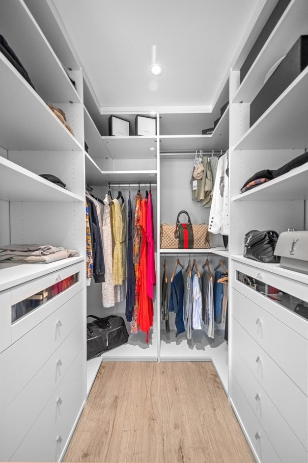 Walkin-garderobe tilknyttet hovedsoverom Galleribilde