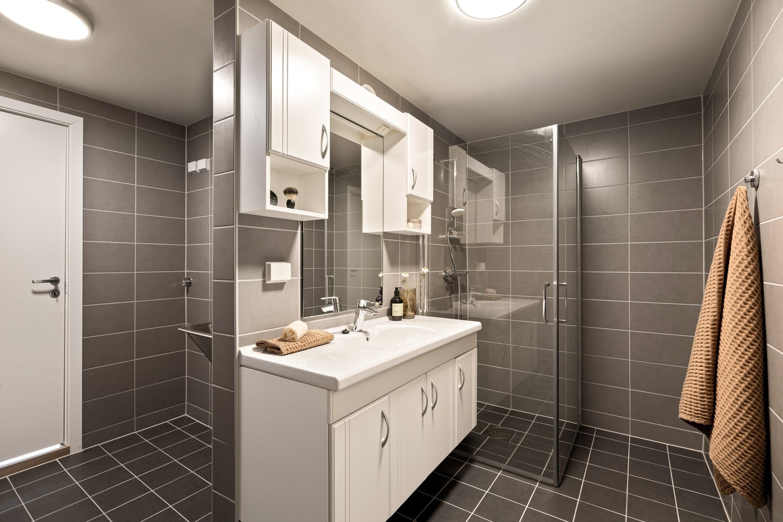 Pent helfliset baderom fra 2020. Galleribilde