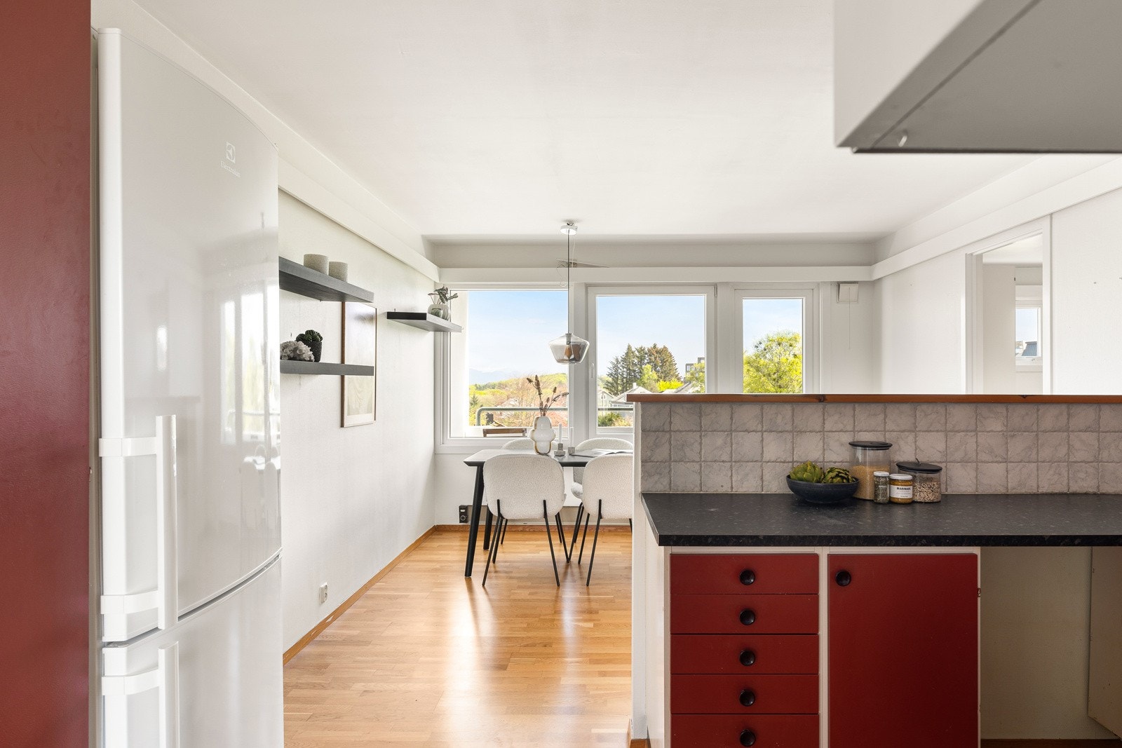 Kjøkkenrommet er av god størrelse med mulighet for spisegruppe. Galleribilde