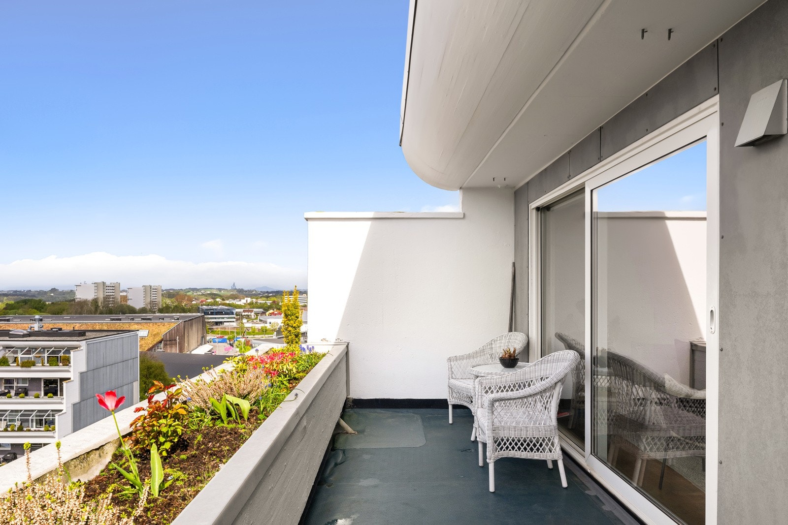 Vestvendt balkong med utsikt fra stuen. Galleribilde