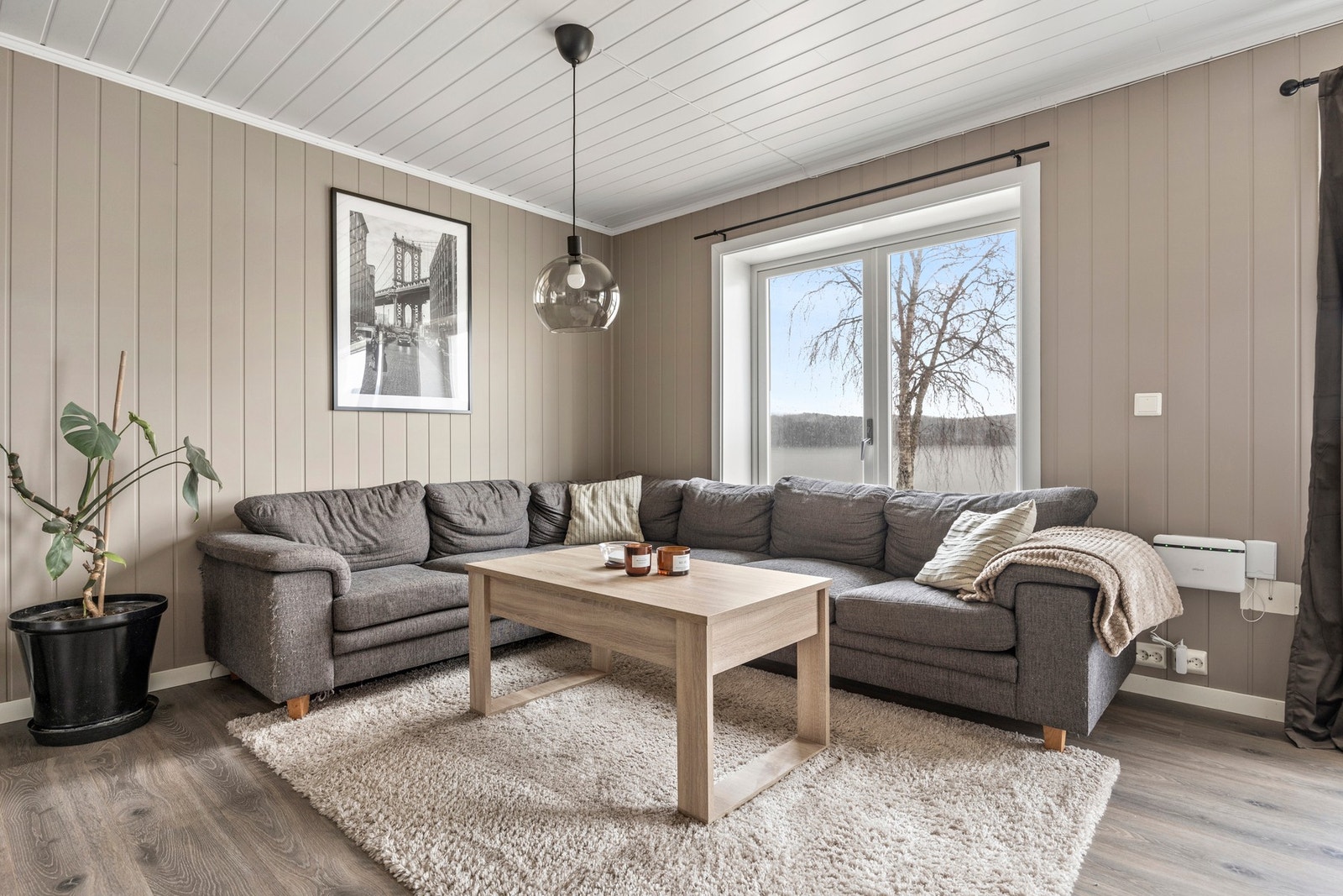 Stuen er holdt i nøytrale og tidsriktige farger. Galleribilde