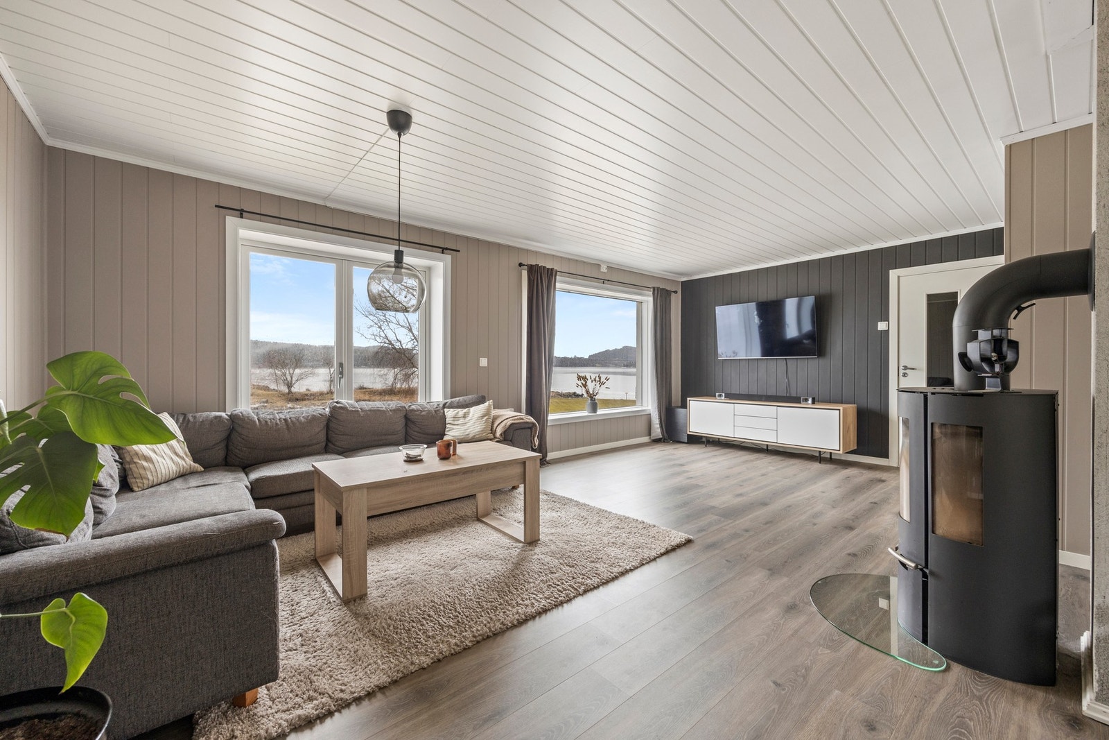 Store vindu som lar den fantastiske utsikten over sjøen stå i fokus. Galleribilde