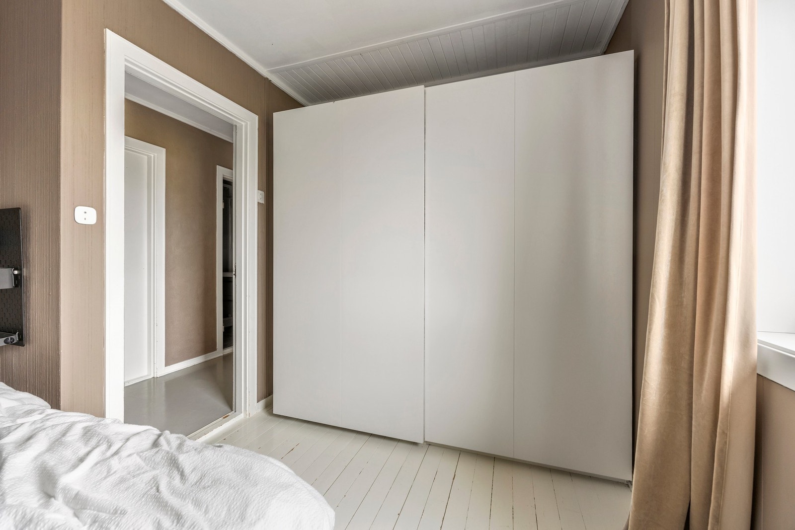 God plass til garderobeskap på soverommet. Galleribilde