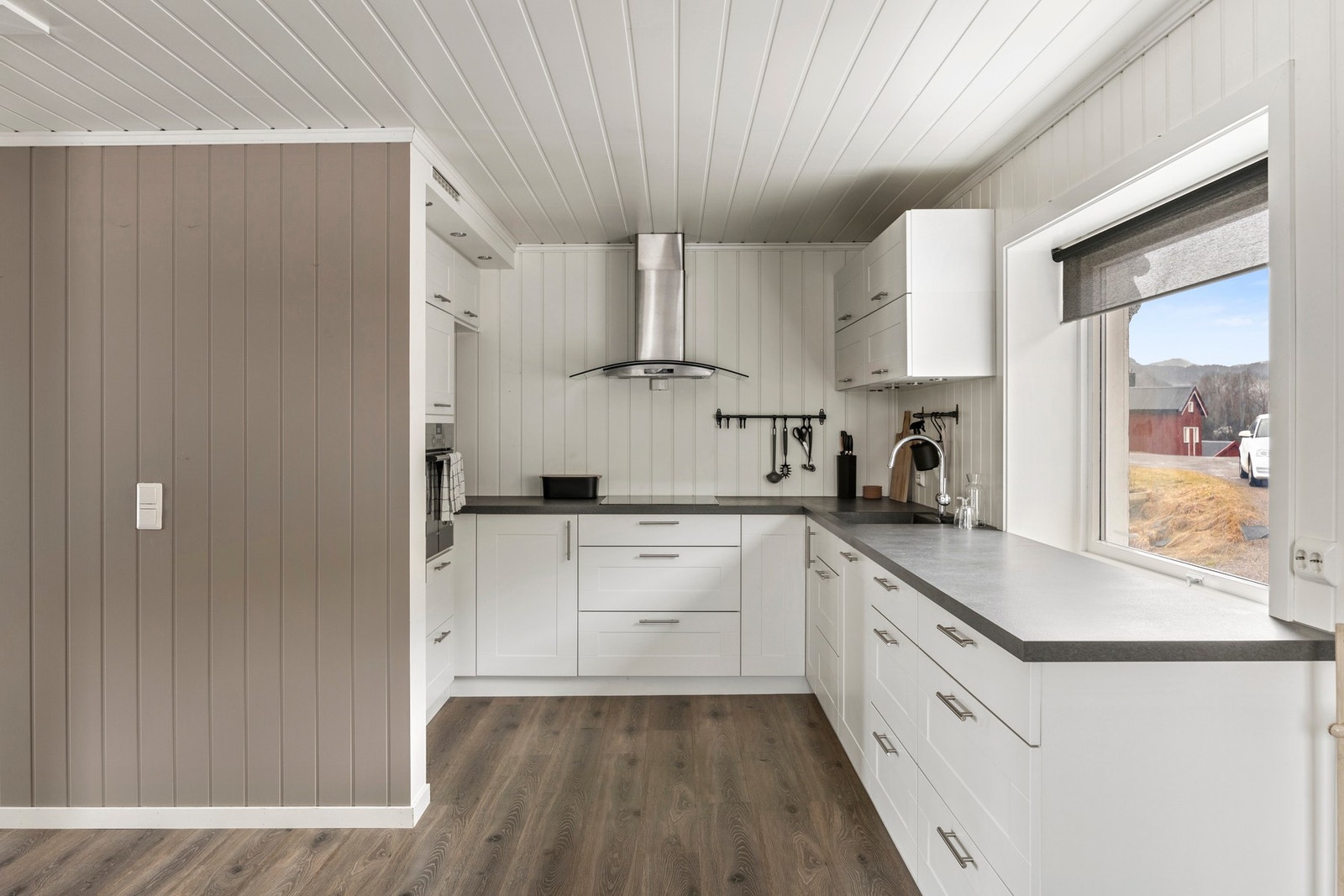 Kjøkkenet er praktisk med mye benkeplass. Galleribilde