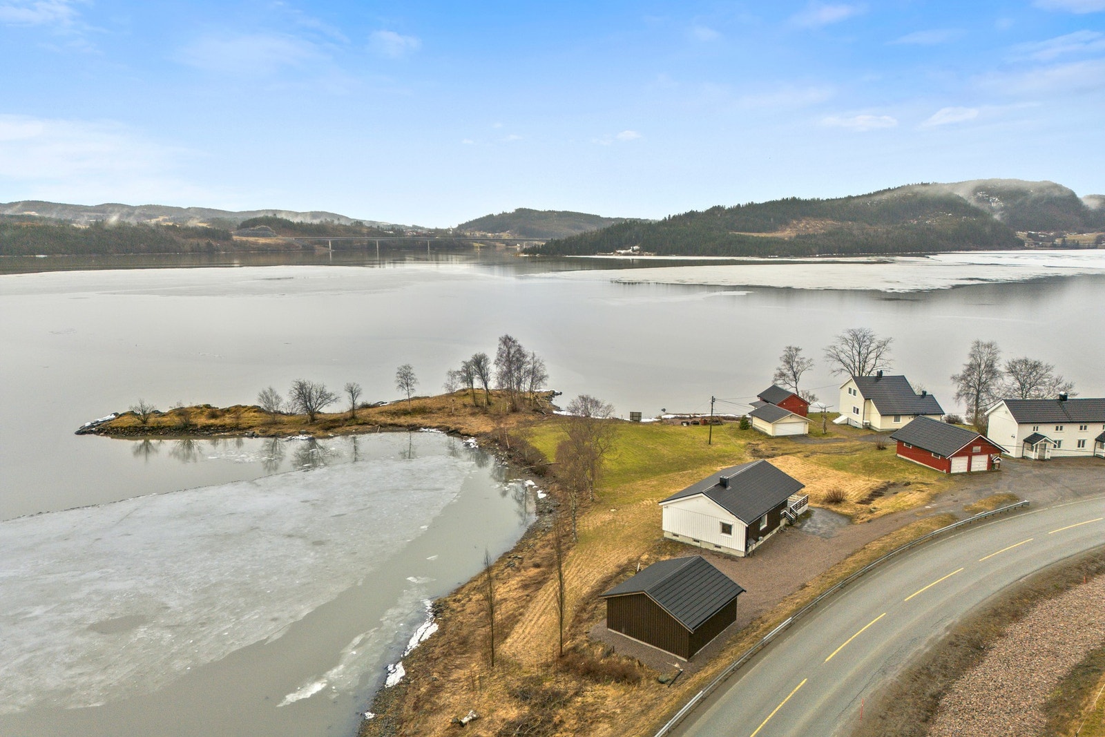 Etter omlegging av vei, er det nå lite trafikk forbi eiendommen. Galleribilde