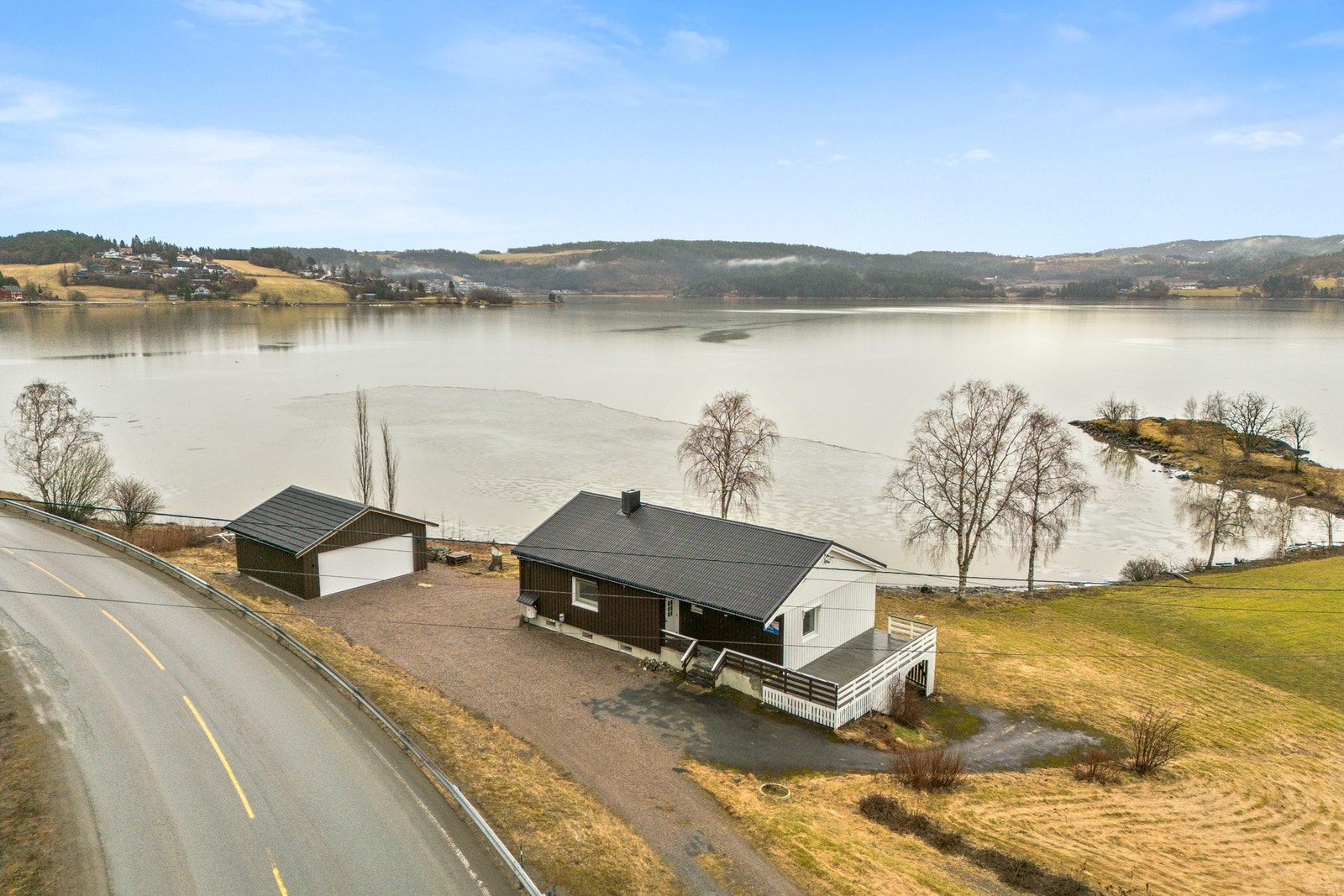 Sjeldent godt beliggende enebolig i strandkanten i Strandbukta i Beitstad. Galleribilde