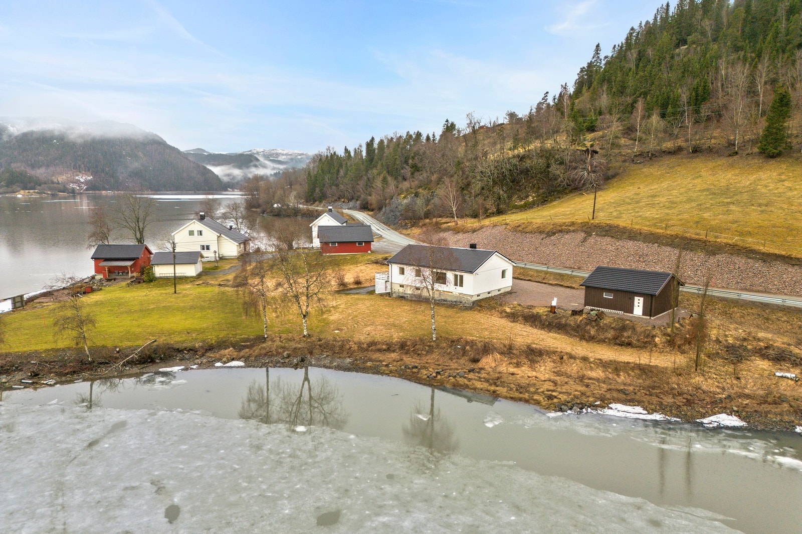 Fra eiendommen kan man rusle ned til sjøkanten! Galleribilde