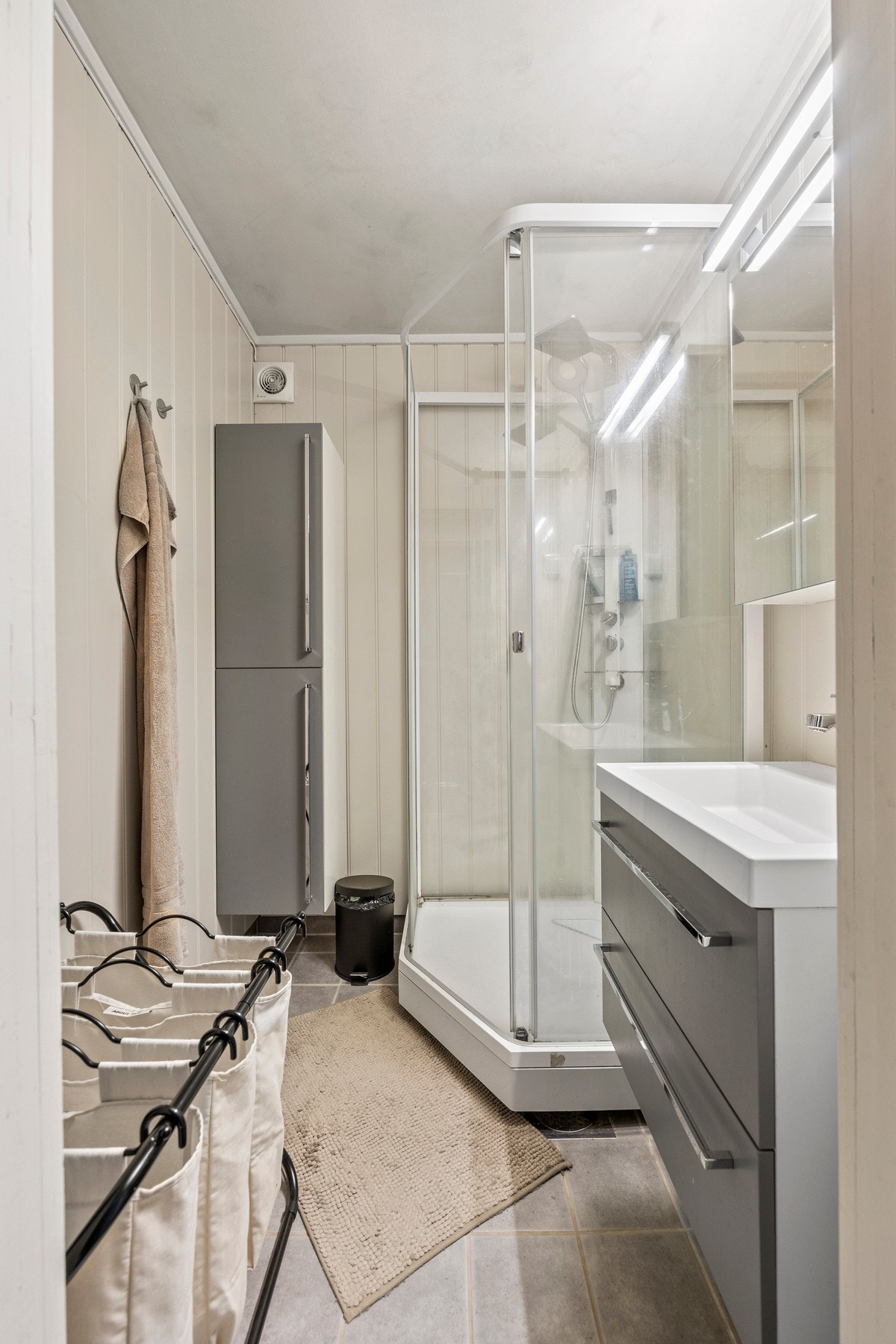 Bad - 2,5 kvm. Utstyrt med dusjkabinett og servantskap. Galleribilde