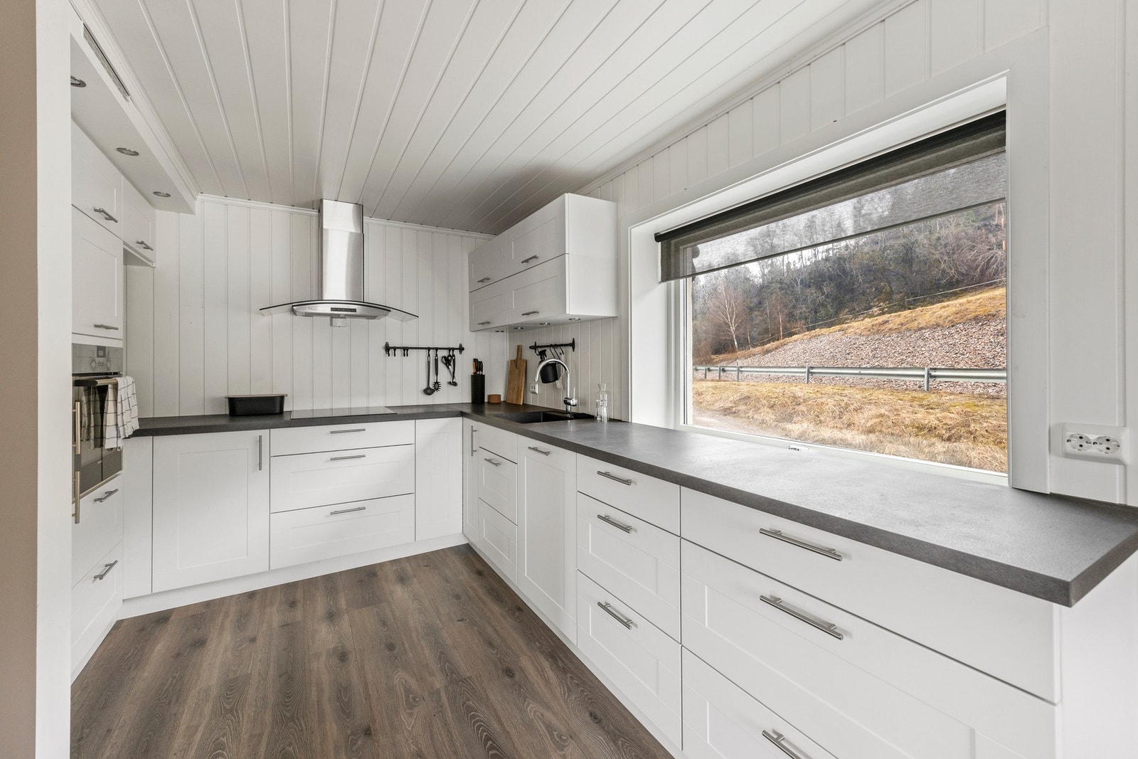 Lys og moderne kjøkkeninnredning med integrerte hvitevarer! Galleribilde