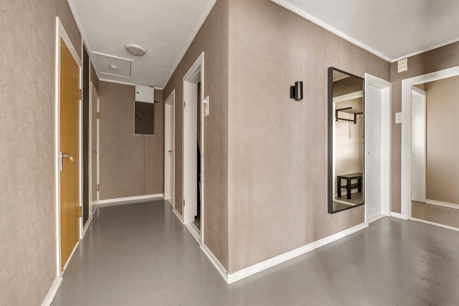 Gang - 8,5 kvm. Dør til bad, WC og tre soverom. Galleribilde