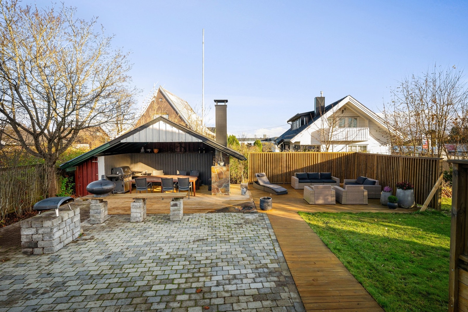 En flott bakgård innbyr til hygge gjennom dagen; skjermet og med ulike soner for familien. Galleribilde