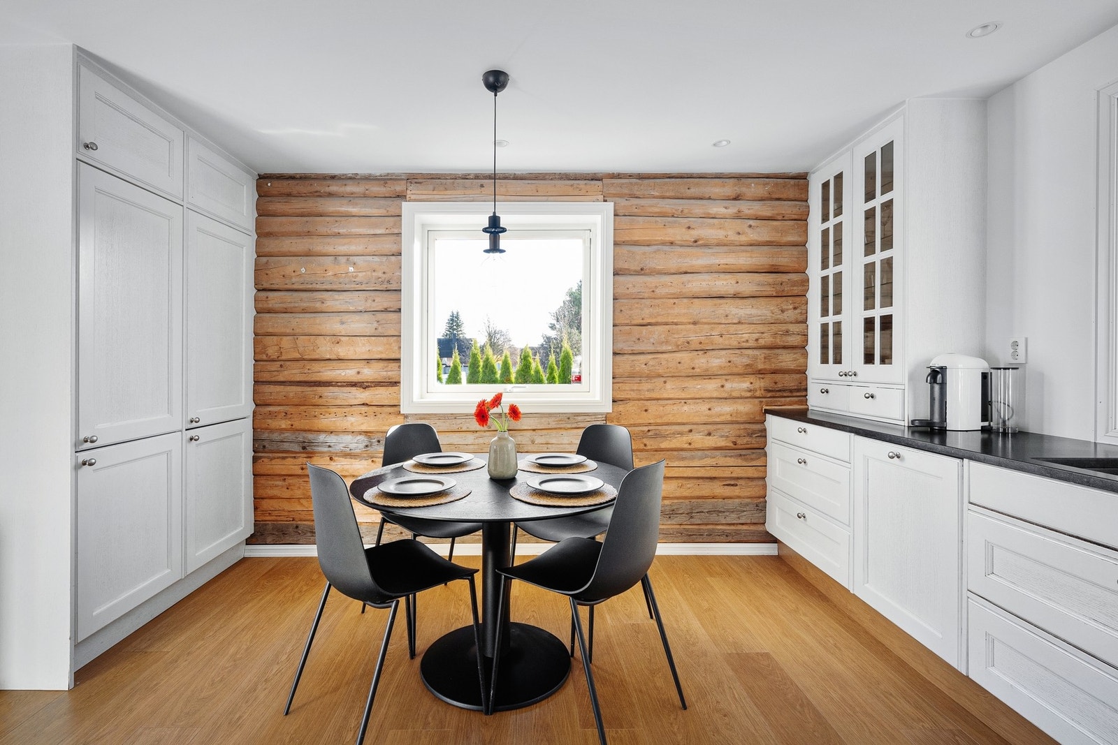 Velkommen til Lysneveien 1 - en romslig og praktisk enebolig med 4 soverom, moderne bad, stor tomt og innbydende uteplass med terrasse og nedfelt boblebad. Galleribilde