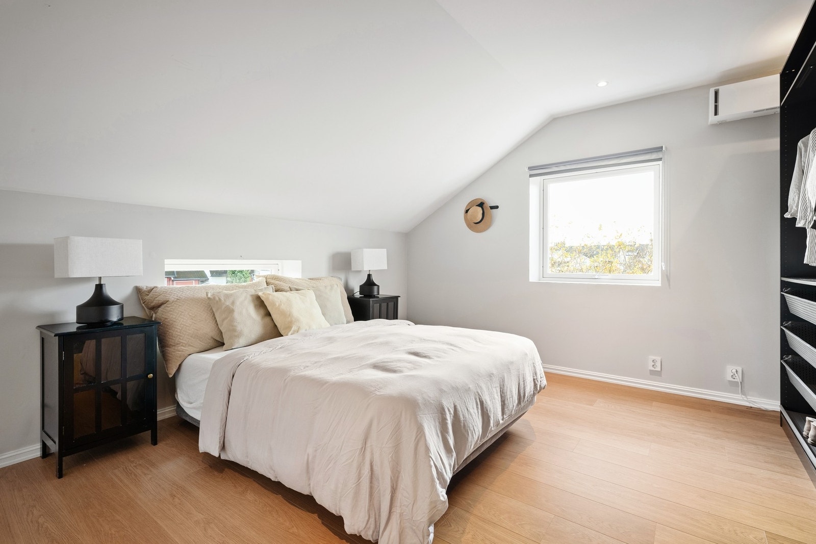 Pent og romslig soverom. Galleribilde