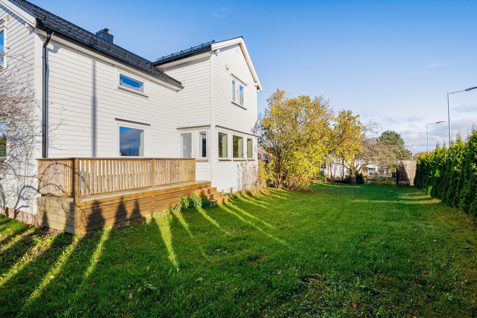 Hagen byr på mye boltreplass, og her kan man enkelt sette opp en trampoline eller leke med venner året rundt. Galleribilde