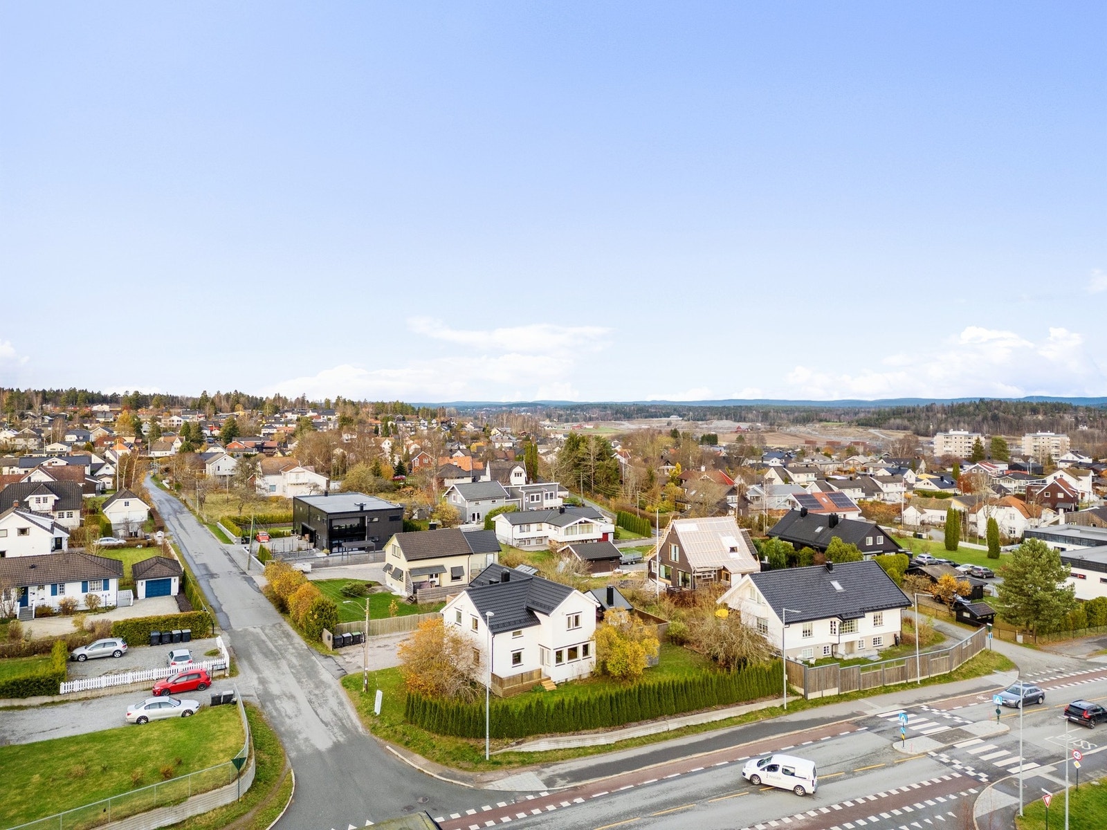 Denne boligen gir deg god plass, gjennomtenkte løsninger og et uteområde som innbyr til bruk året rundt. Galleribilde