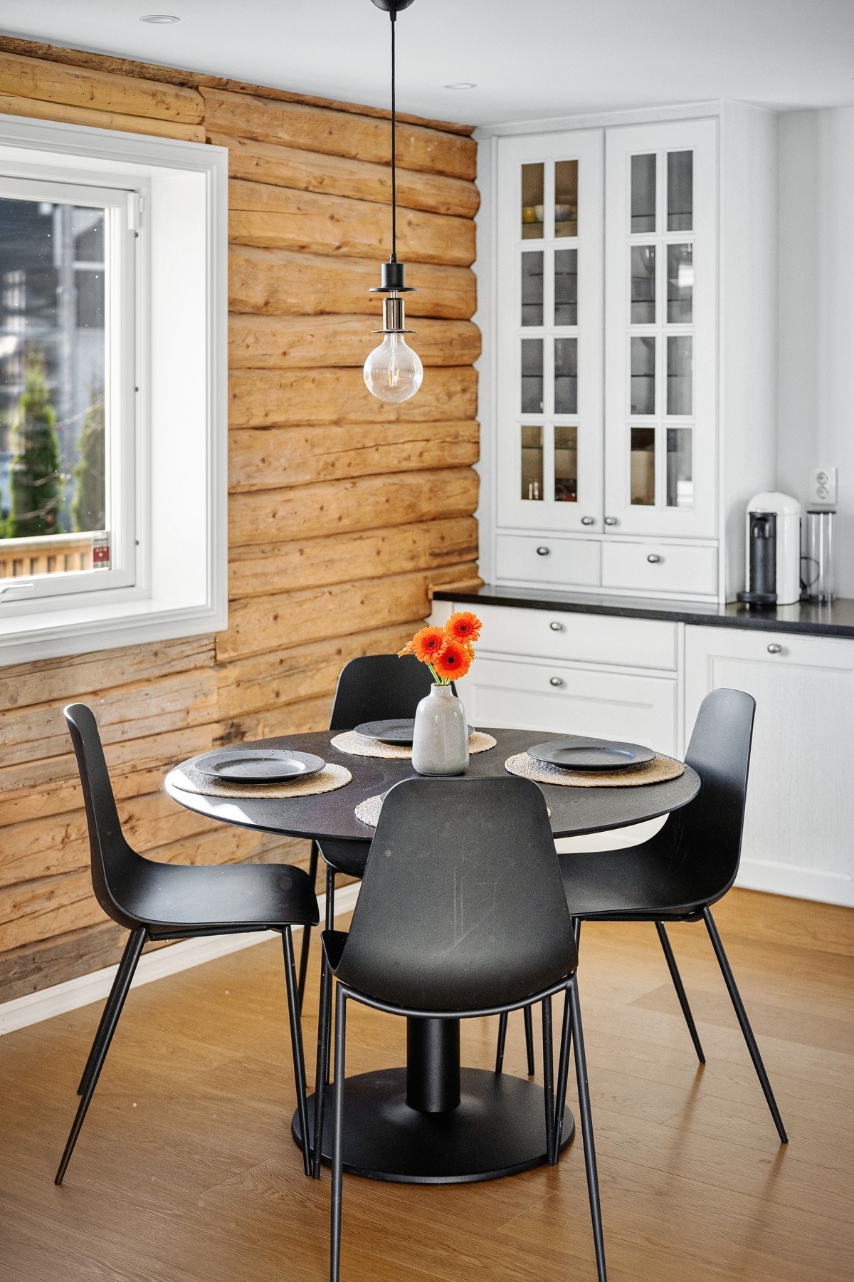 Kjøkkenet har plass til et spisebord for hyggelige frokoster og rolige morgenstuder med kaffekoppen i hånda. Galleribilde