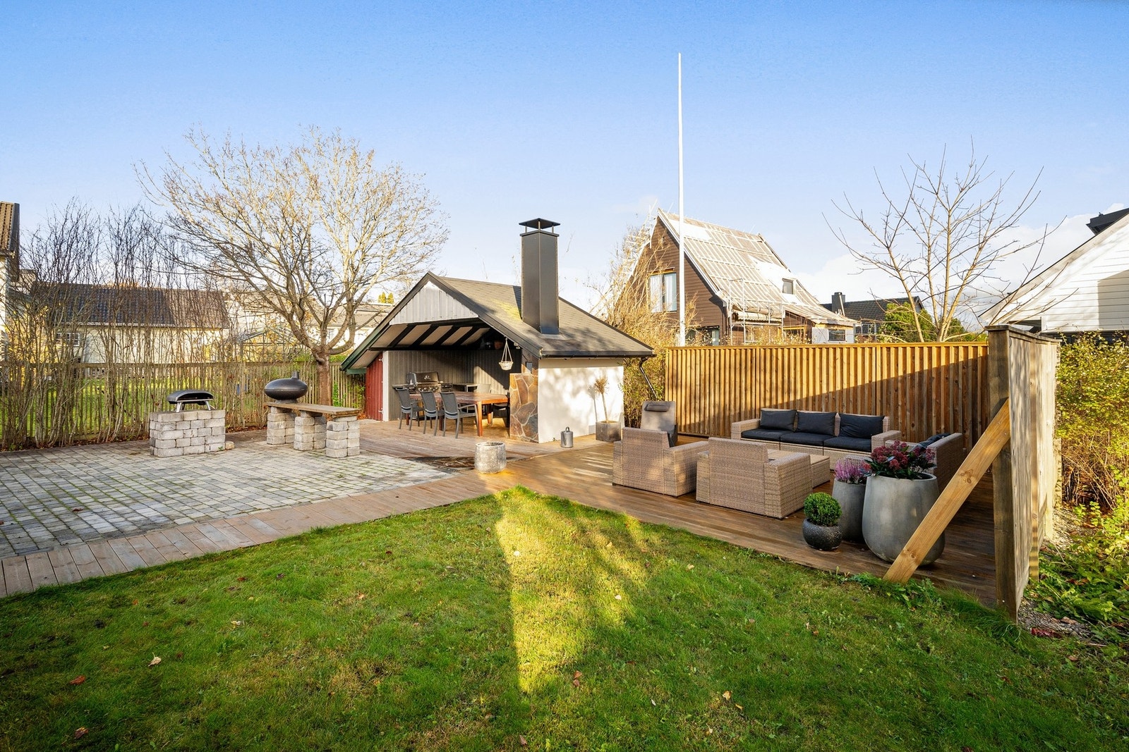 I bakgården gjør en hyggelig paviljong det mulig å nyte livet utendørs selv når det regner. Galleribilde