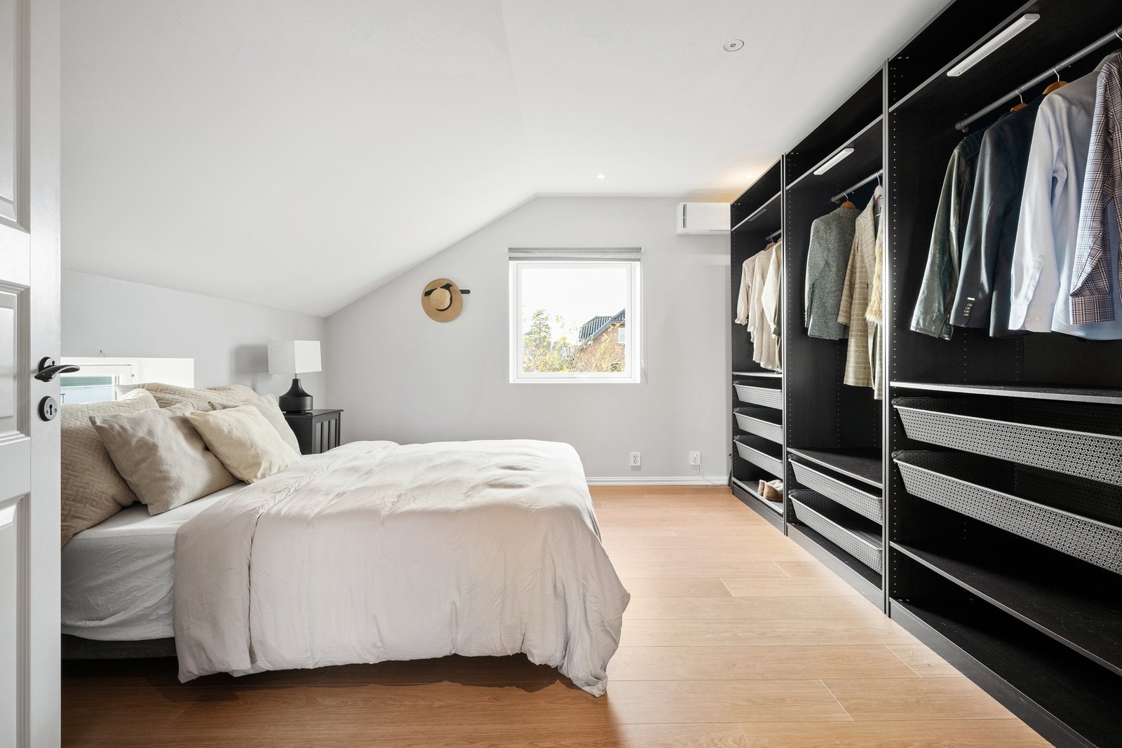 Planløsningen byr på fire soverom, fordelt med ett i første etasje og tre sammen i andre etasje. Galleribilde