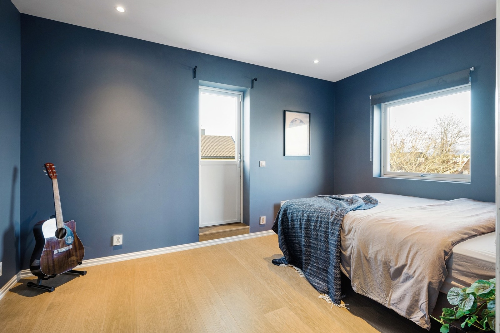 Hovedsoverommet oppe er meget romslig, og langs den ene veggen er det etablert et stort og åpent garderobeskap. Galleribilde