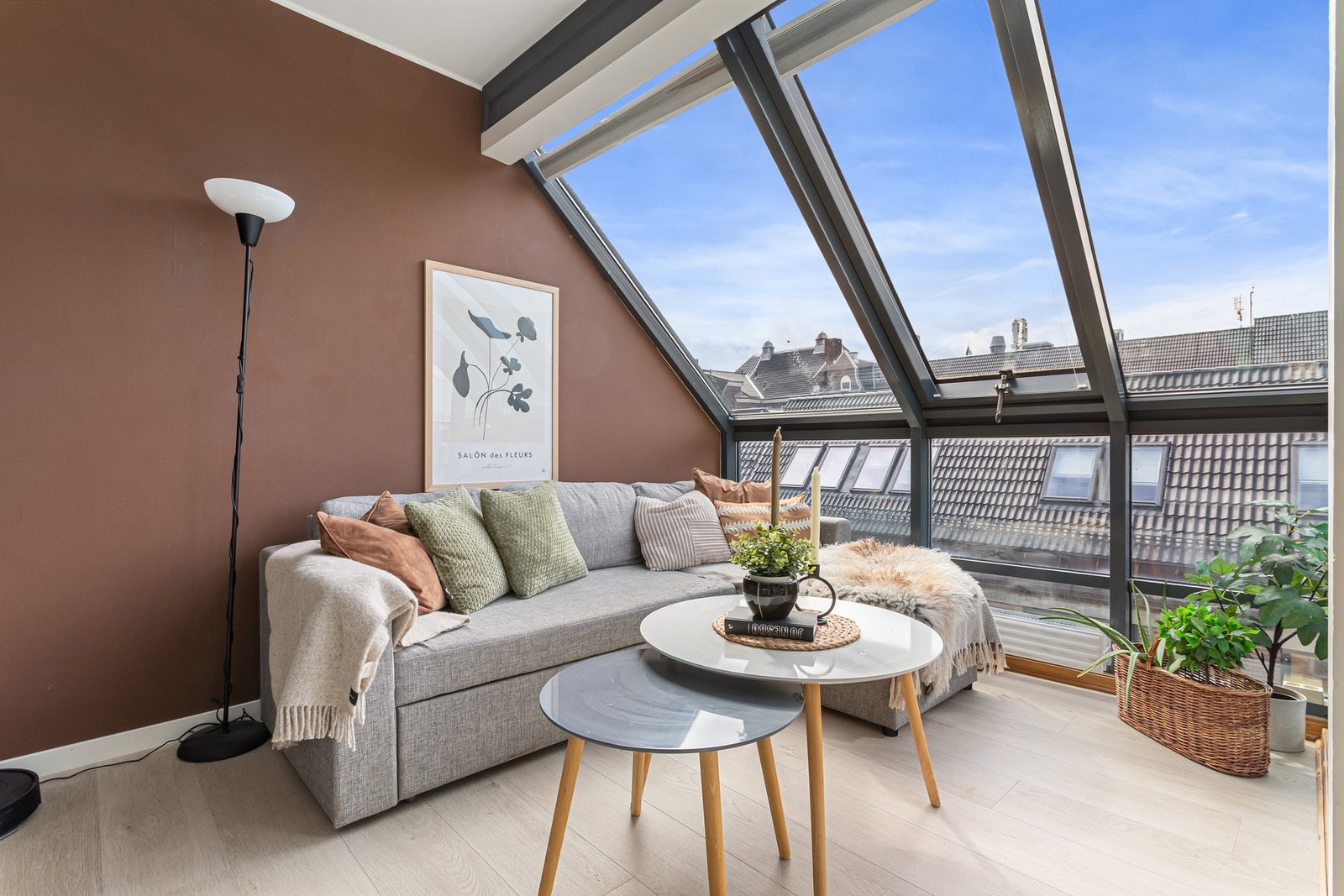 De store vindusflatene kombinert med beliggenhet i byggets øverste etasje, bidrar til et rikelig innslipp av naturlig lys. Galleribilde