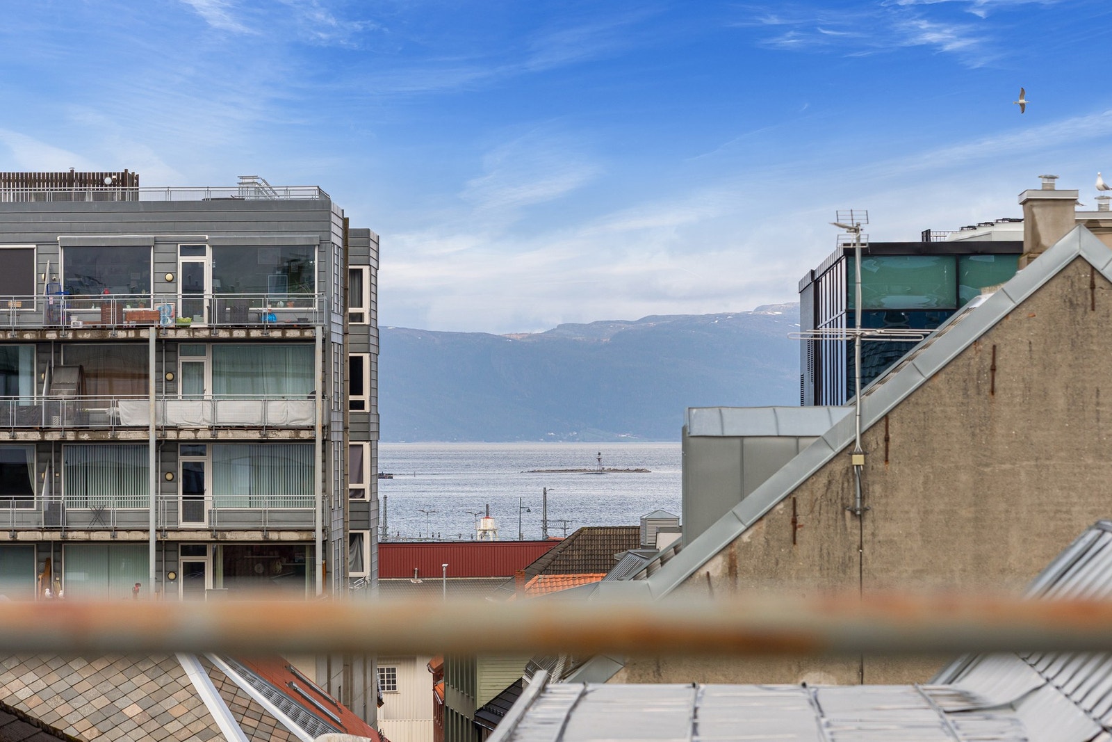 Leiligheten byr på fjordutsikt og en en fantastisk utsikt over Fosenaplene. Galleribilde