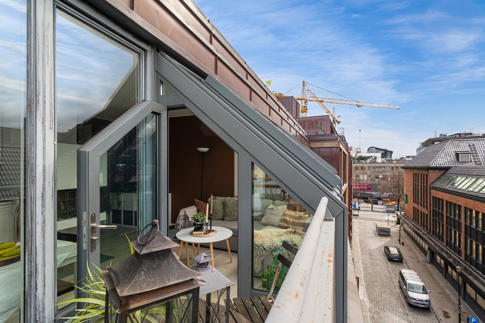 Leiligheten har en sentral beliggenhet i Munkegata, med nærhet til både restauranter, dagligvarebutikker, apotek og et flertall shoppingsenter. Galleribilde