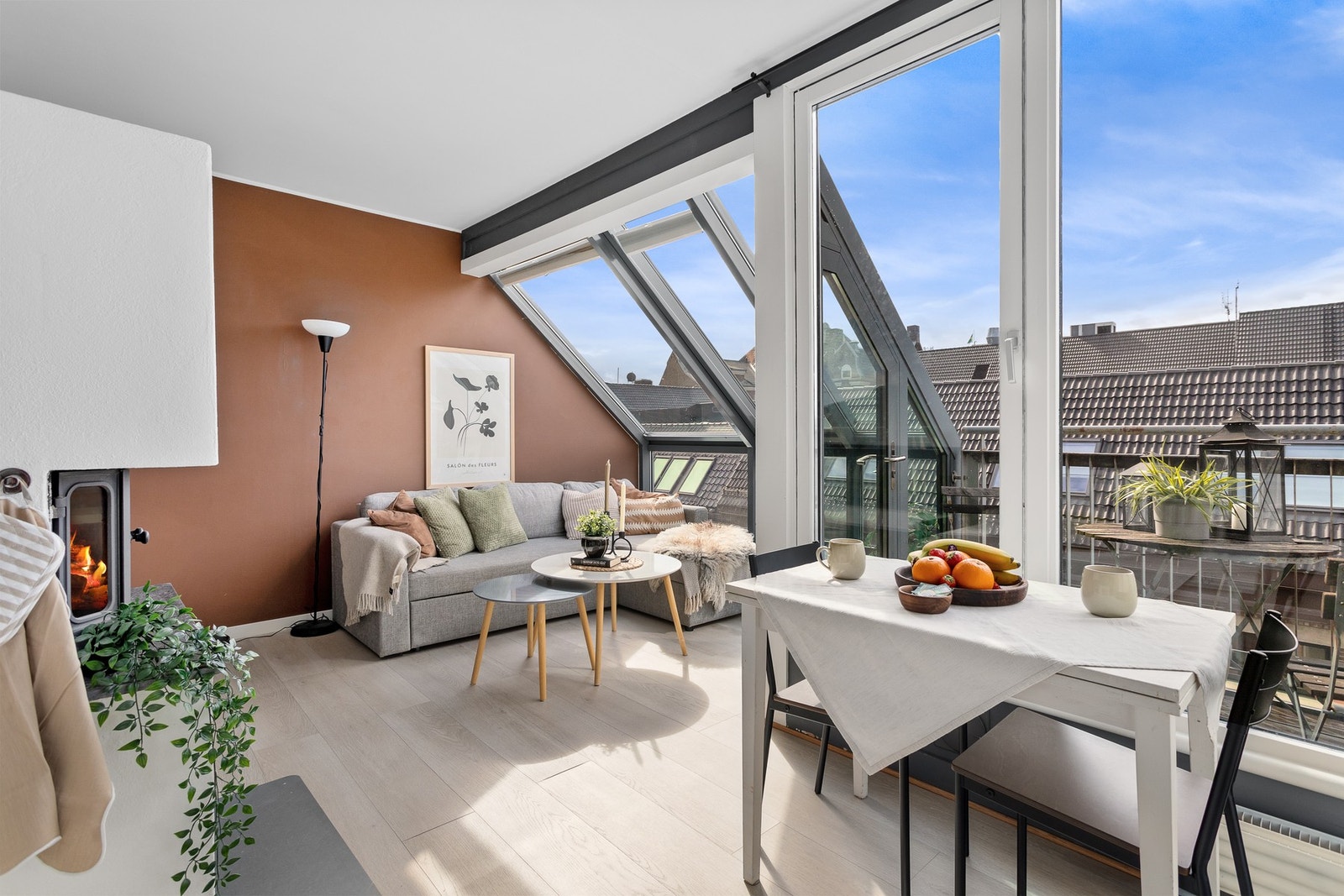 Her får du en luftig og moderne toppleilighet med etterspurt beliggenhet i Munkegata. Galleribilde