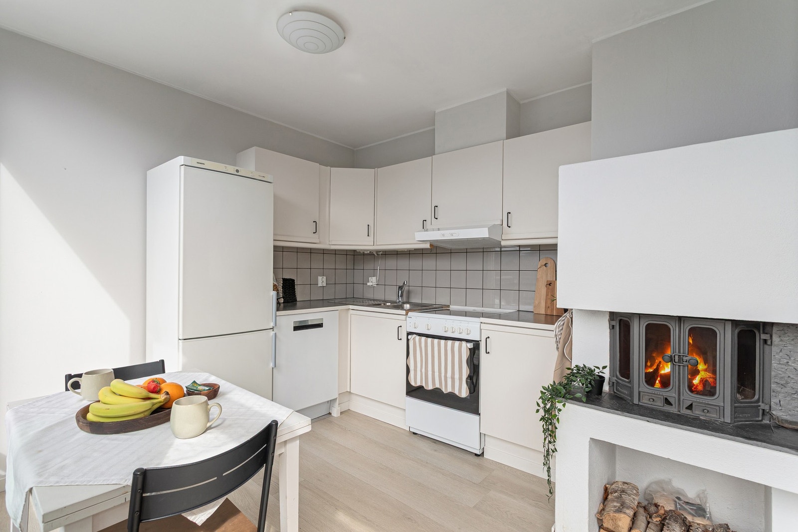 Spisebordet finner sin naturlig plass i overgangen til stuen. Galleribilde