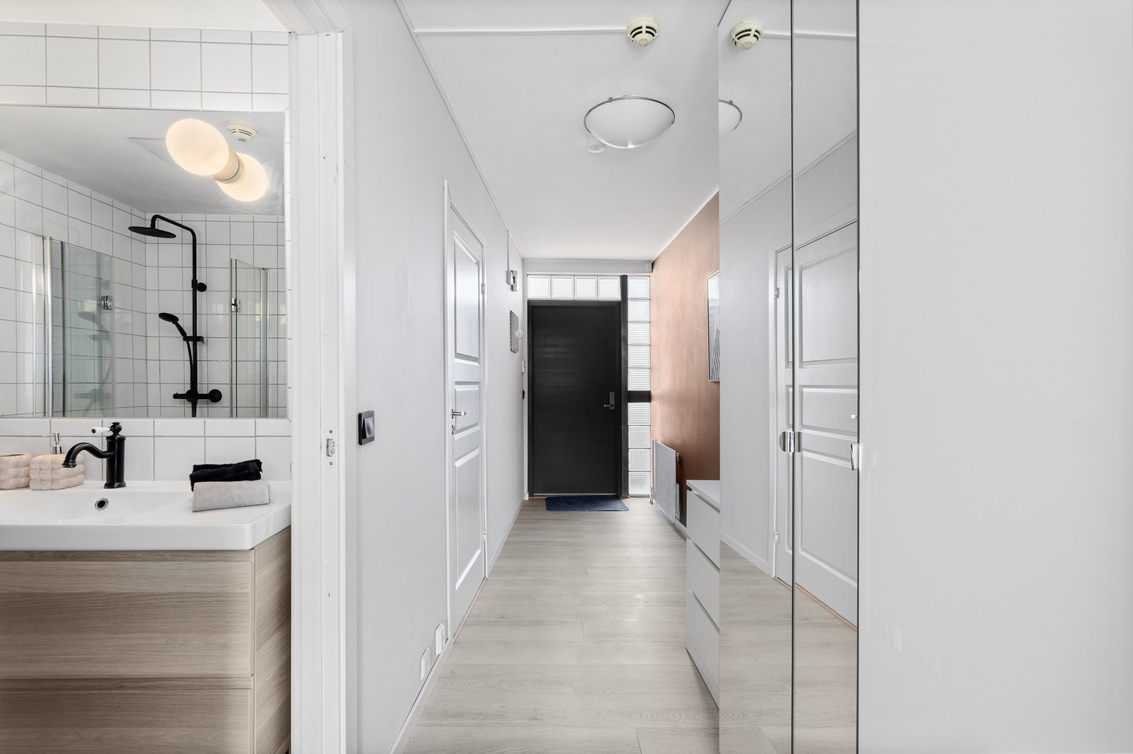 Entré sett fra stuen. Både badet og soverommet er beliggende på venstre side. Galleribilde