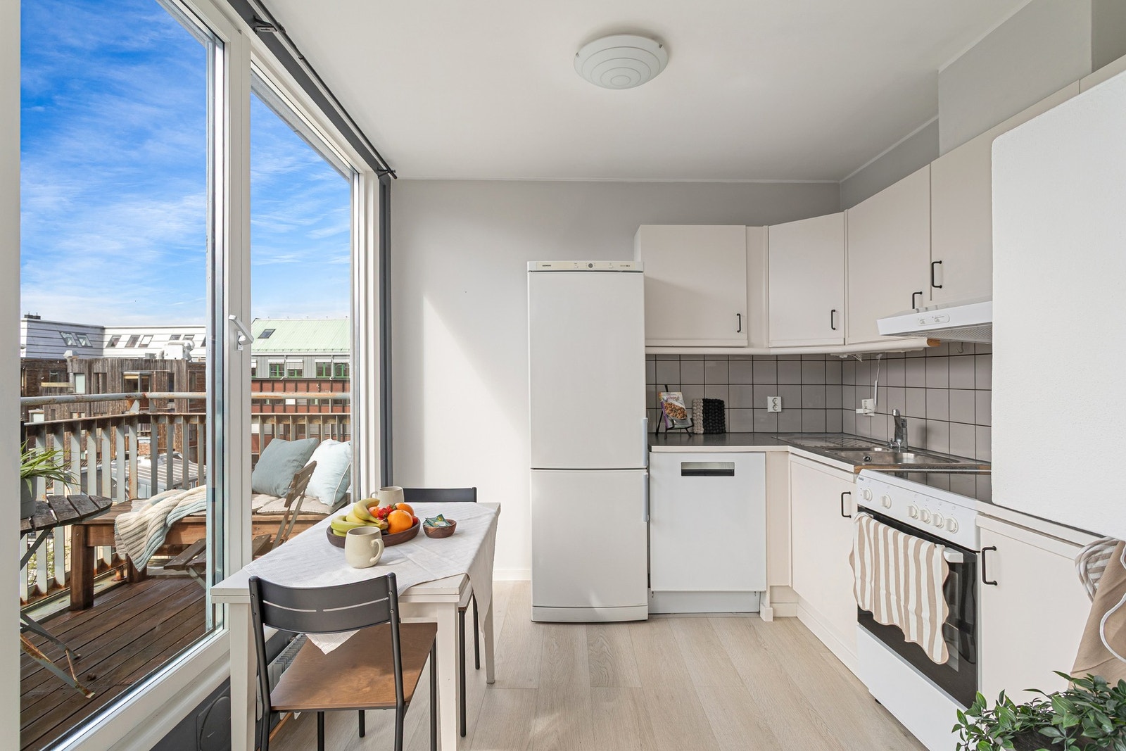 Det er heis i bygget. Kjøkkenet er på 7 m² med integrerte hvitevarer. Galleribilde