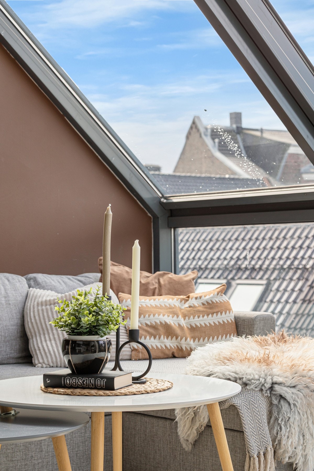 Boligen er blitt modernisert i nyere tid, med bl.a. gjennomgående tidsriktige farger på veggene. Galleribilde