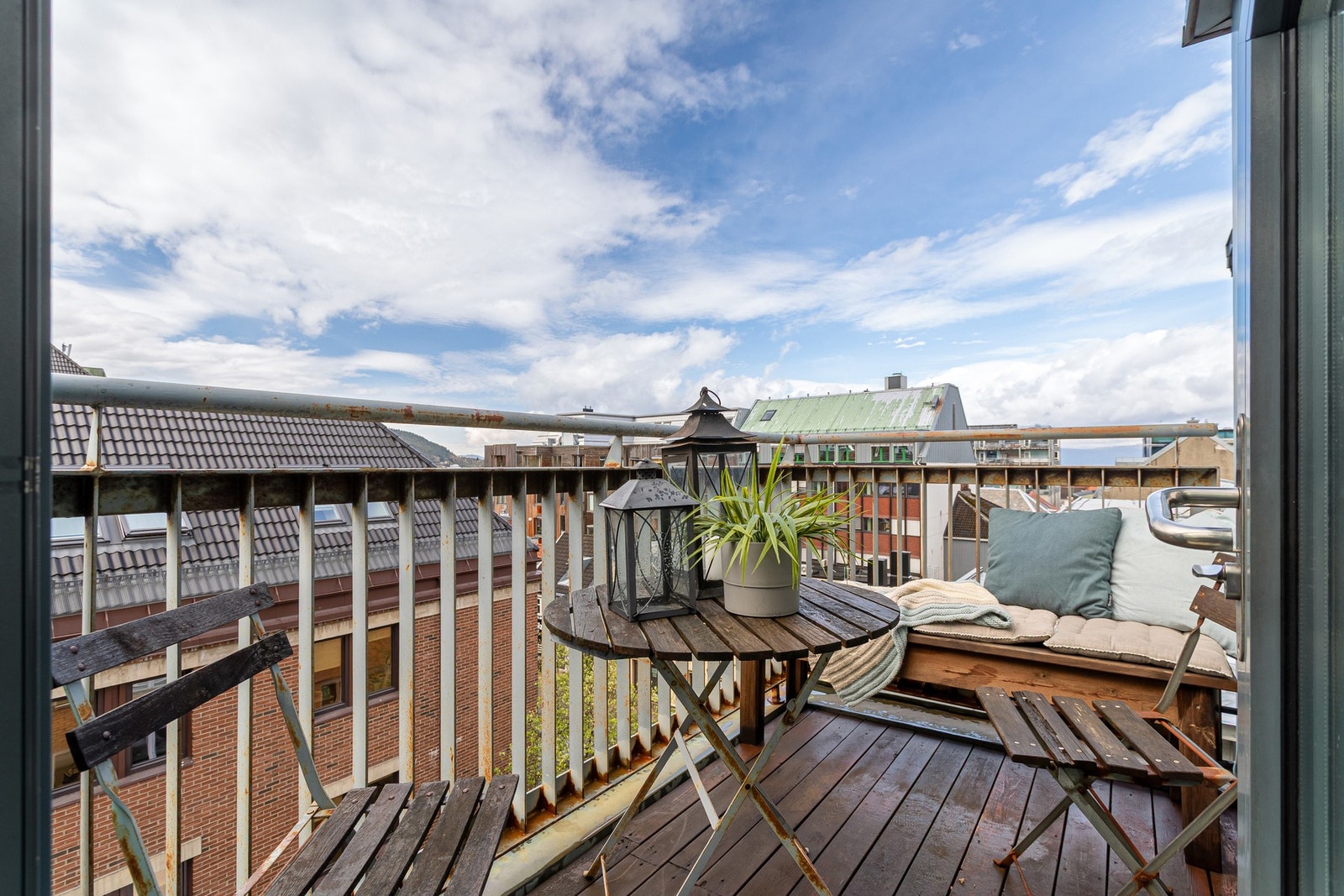 Vestvendt beliggenhet med gode solforhold. Her sitter man usjenert til med en vakker utsikt. Galleribilde