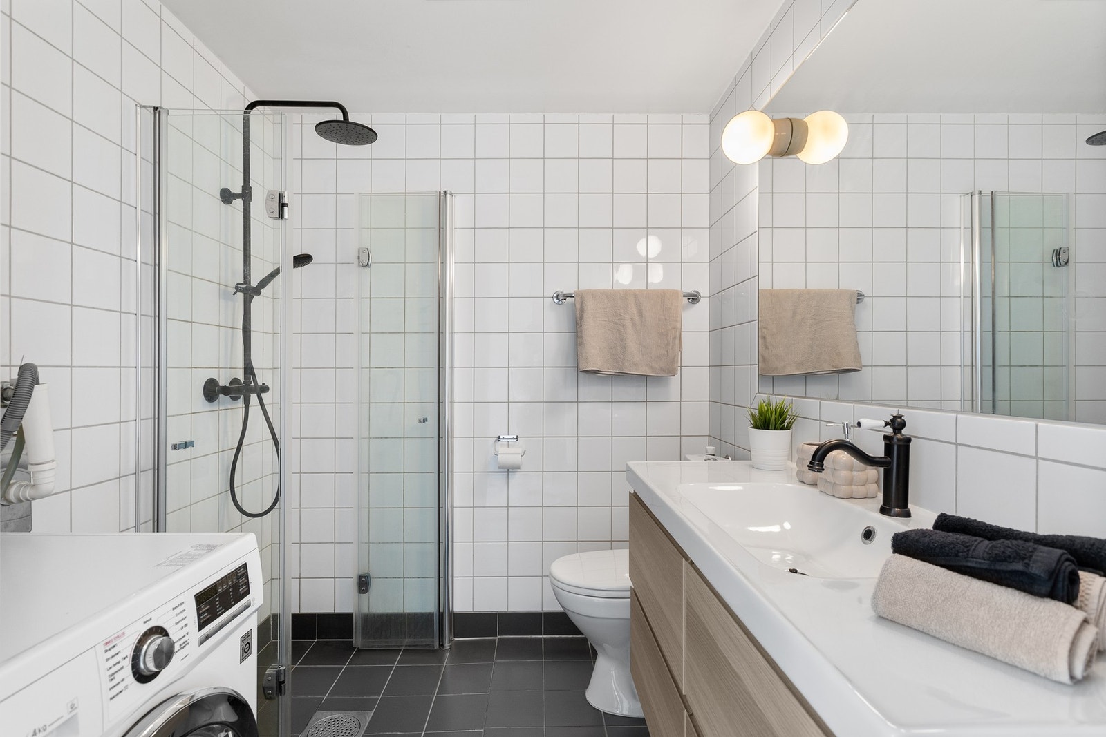 Pent flislagt bad på 4 m². Galleribilde