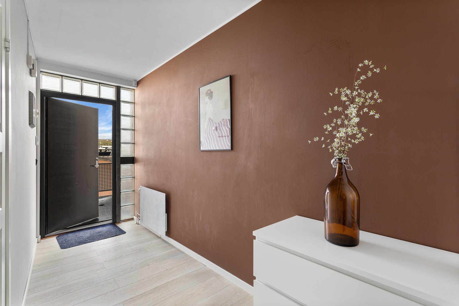 Romslig entré med flere møbleringsmuligheter. Her kan man enkelt få tegnet en skyvedørsgarderobe, dersom man har behov for mye lagringsplass. Galleribilde