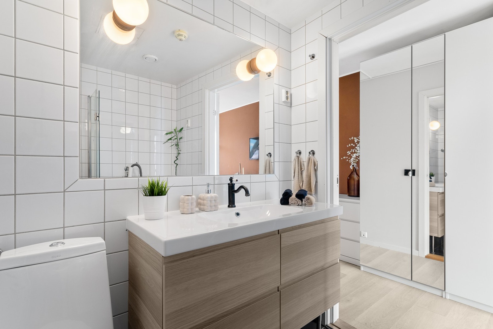 Romslig servant med tilhørende baderomsinnredning. Her har godt med lagringsplass til bl.a. håndduker og diverse toalettsaker. Galleribilde