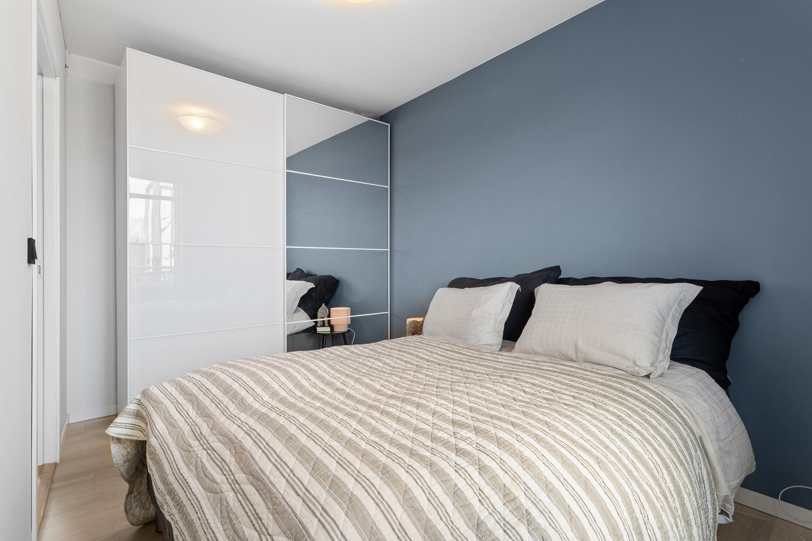 Soverommet er på 9 m² med god plass til både dobbeltseng og egen garderobeløsning. Galleribilde