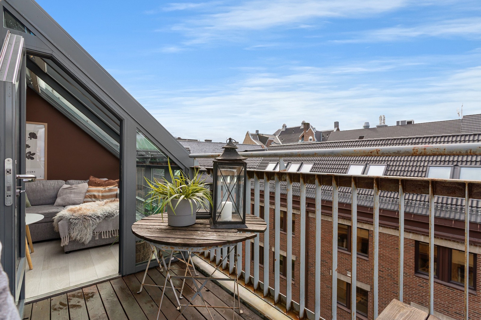 Fra stuen kommer man ut til en sjarmerende balkong på ca 4 m². Galleribilde