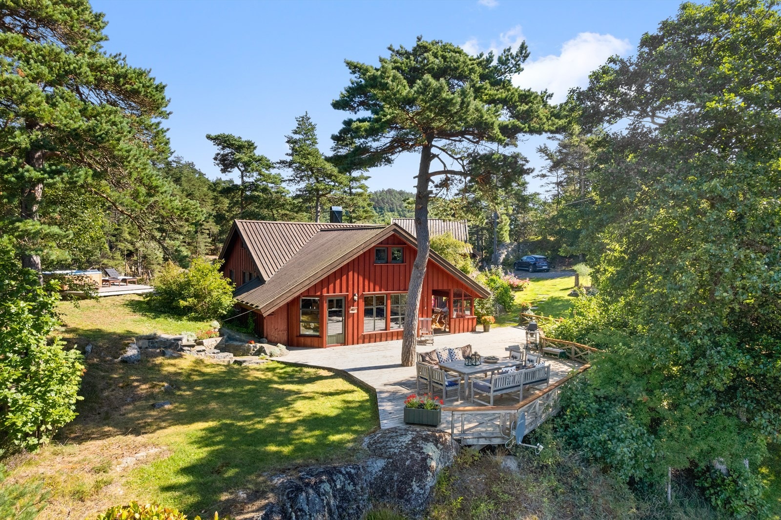 Her er du tett på sjøen og naturen rundt og eiendommen har flere flotte uteplasser Galleribilde