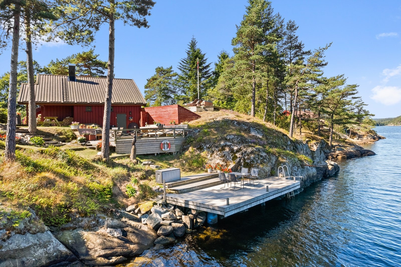 Egen bryggen har god plass til flere båter Galleribilde