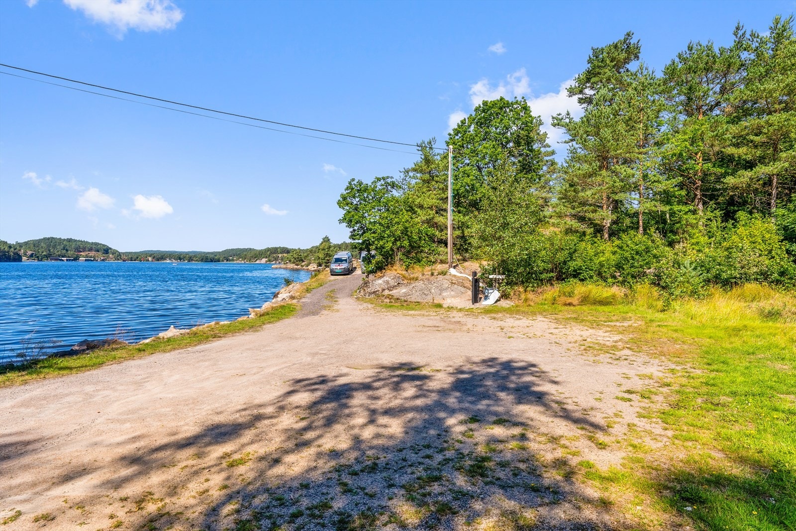 Like før innkjørselen ligger parkeringsplassen hvor det er tinglyst rett til 2 plasser Galleribilde