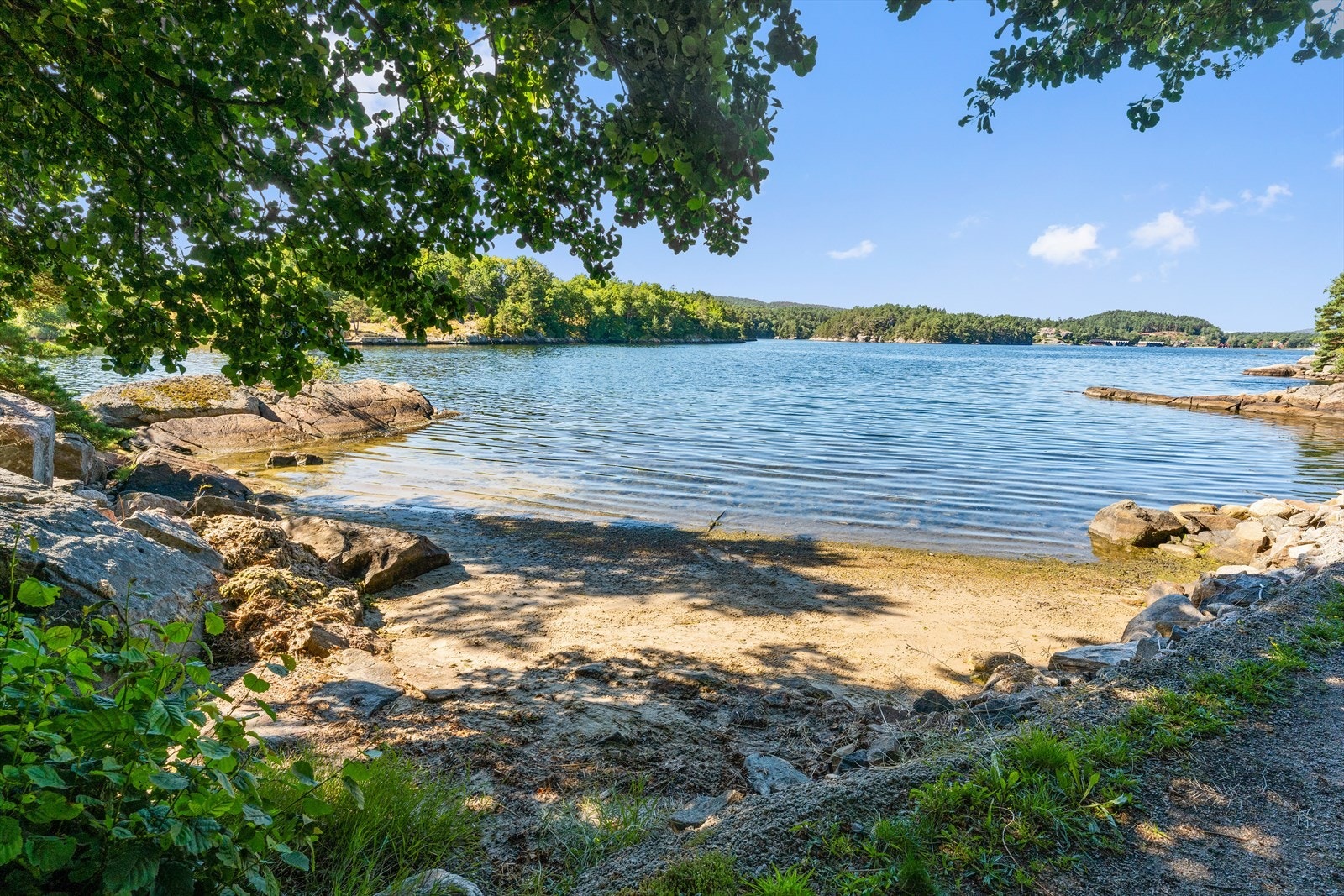 Stranden på eiendommen ligger på sydsiden Galleribilde
