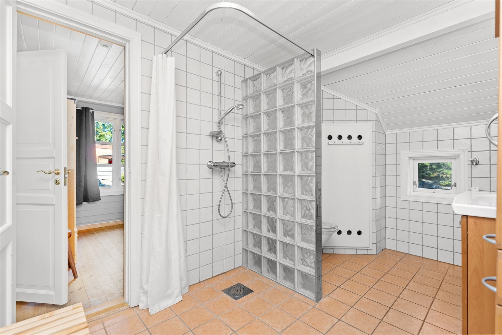 Badet i hovedhytten - innredet med dusj, toalett og en større baderomsinnredning Galleribilde