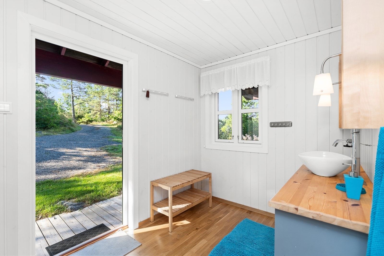 Rom i annekset innredet som soverom med vask Galleribilde