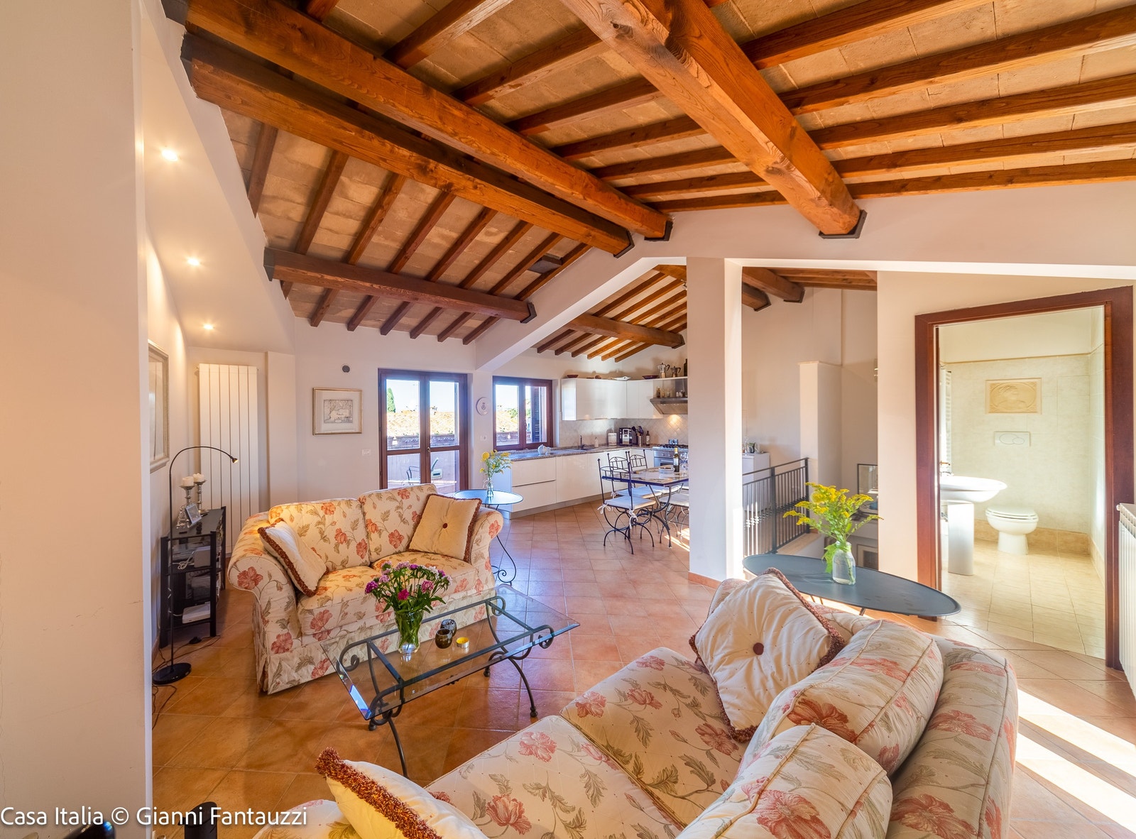 Stua og kjøkkenet i 3. etasje er et praktfullt allrom med god takhøyde og utgang til 2 balkonger mot både øst og vest. Galleribilde