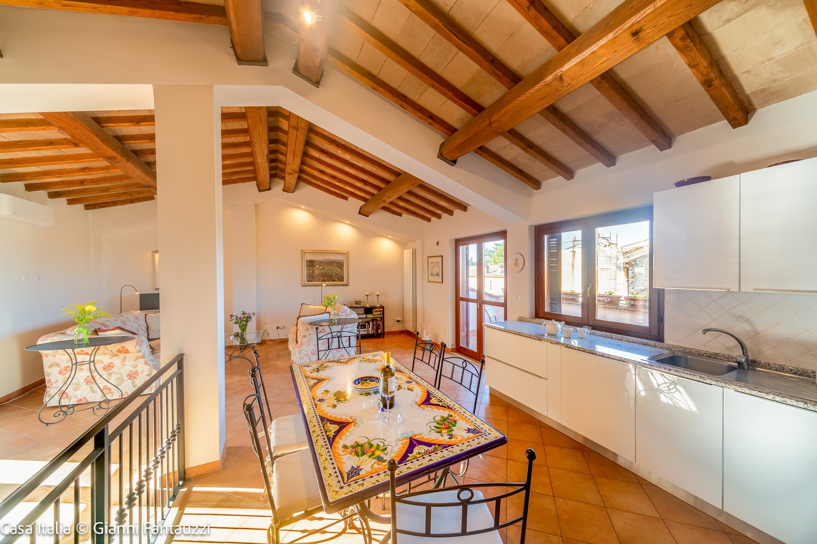 Stua og kjøkkenet i 3. etasje er et praktfullt allrom med god takhøyde og utgang til 2 balkonger mot både øst og vest. Galleribilde