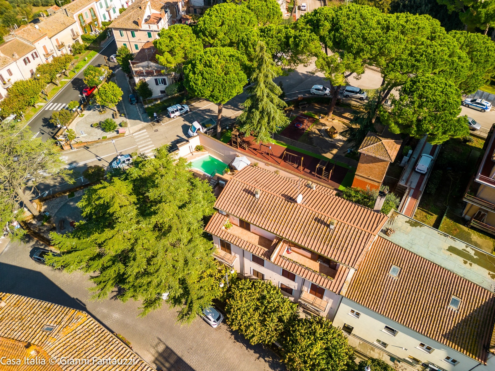 Leiligheten ligger i den høyre halvdelen av den høyeste bygningen midt i bildet. Galleribilde