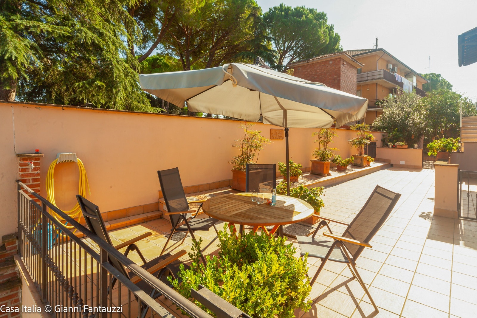 Fellesområdet er utstyrt med hagemøbler og beplantning. Galleribilde